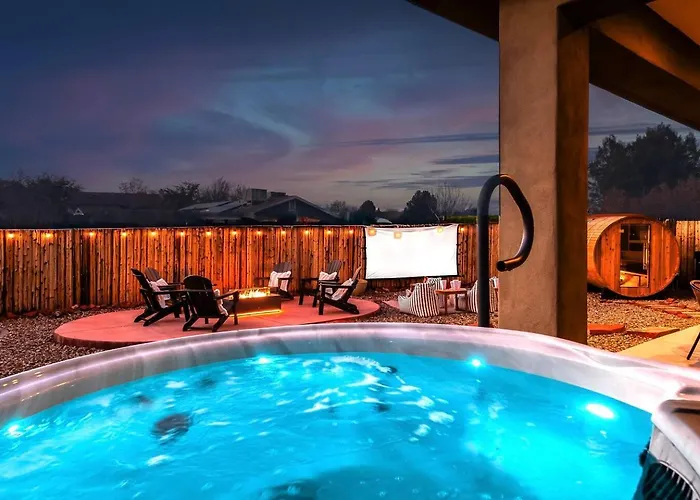 Holiday home Cactus Hollow~spa~sauna~cold Plunge~theatre~golf *